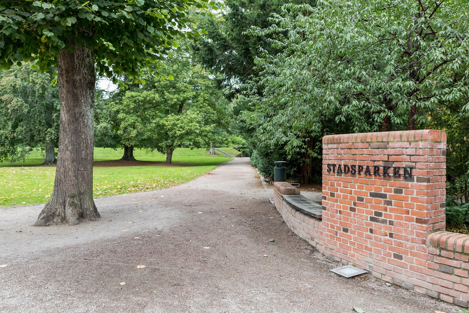 Alldeles precis över kullerstensgatan ligger Stadsparken