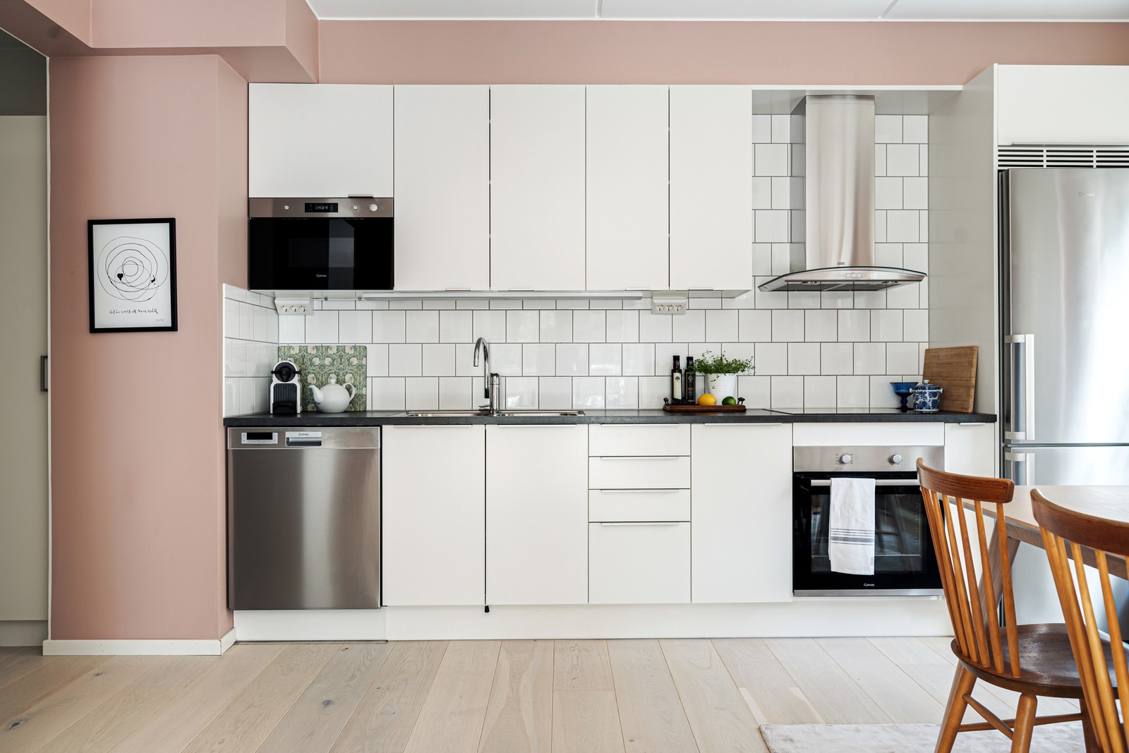 Vitt kök från HTH med rostfria vitvaror