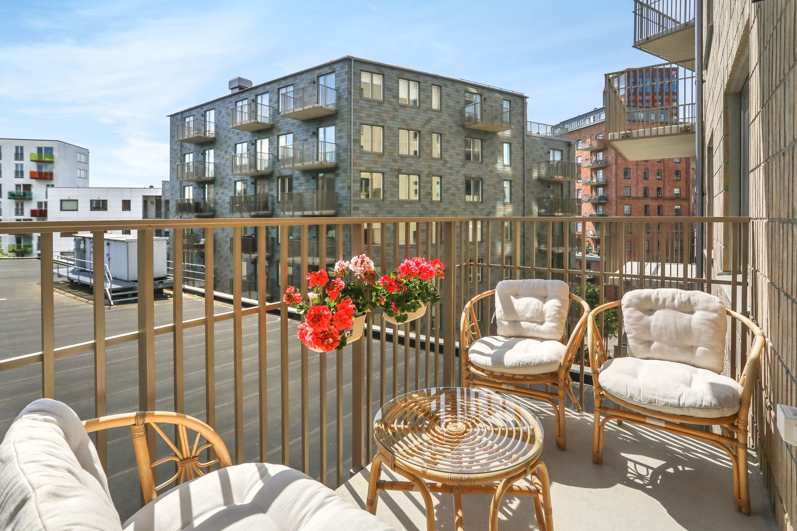 En mycket härlig balkong i ett privat och soligt läge