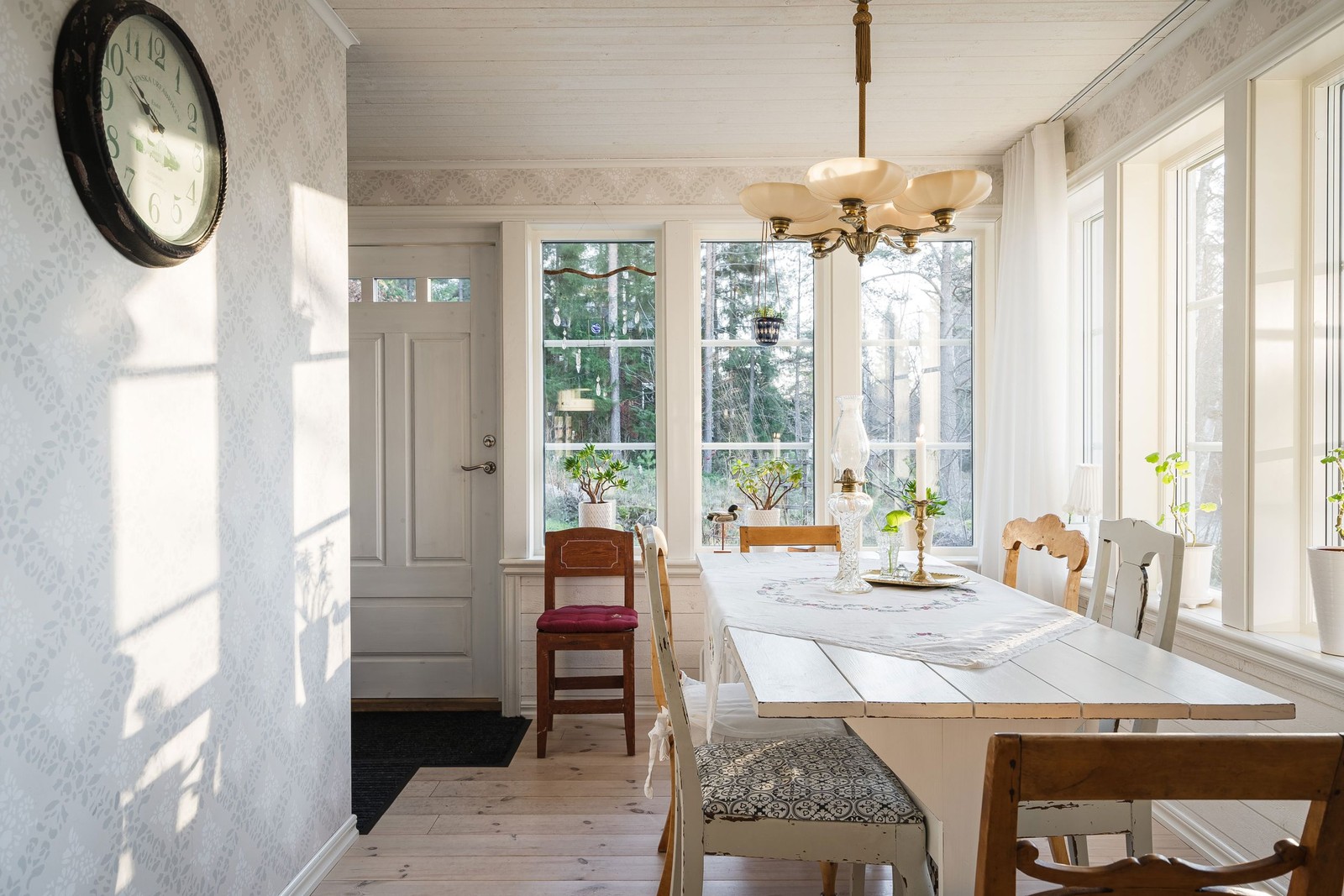 Tillbyggd hall med utrymme för badrum och matplats