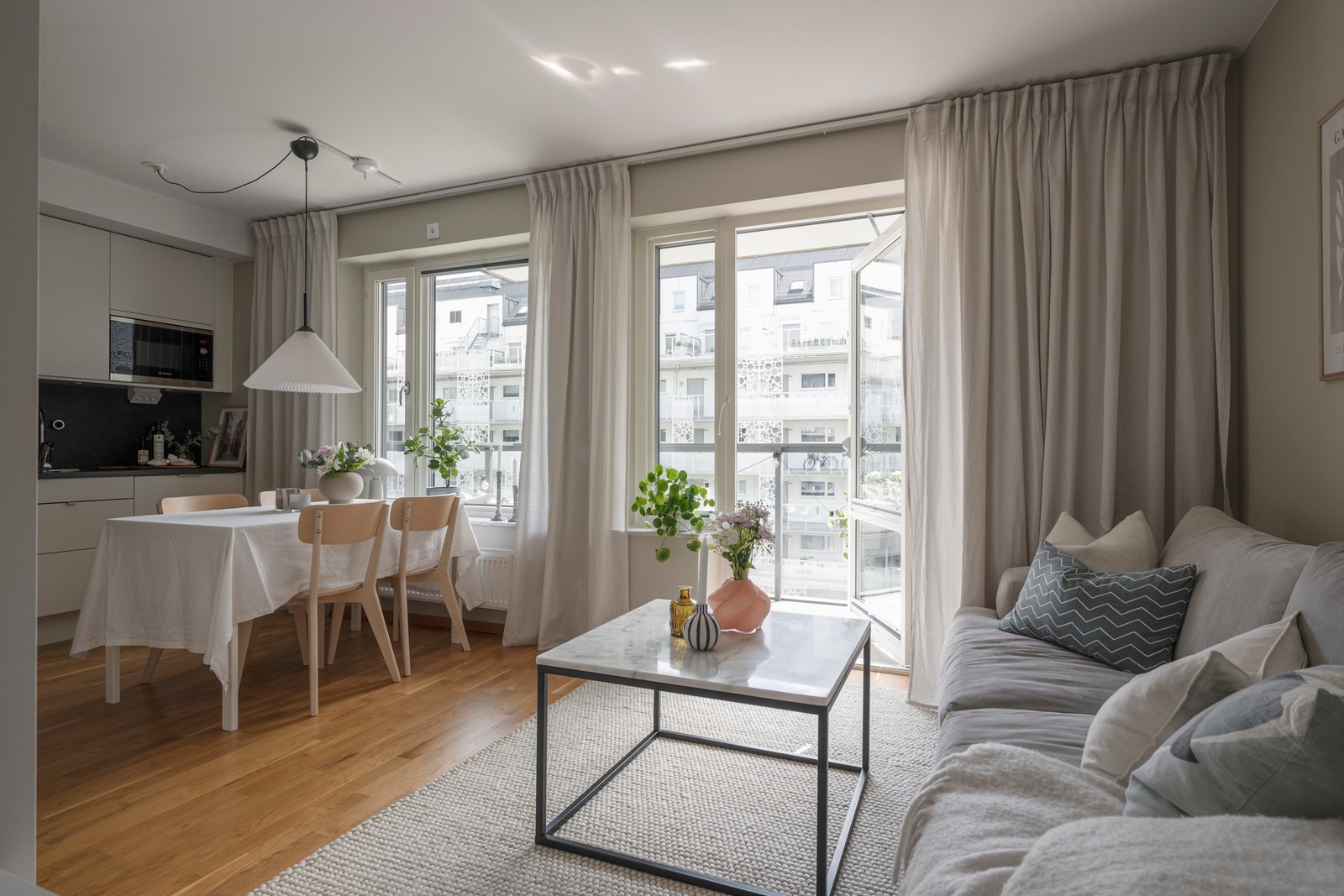 Nu presenteras denna kompletta 1,5:a med stilrena materialval och lyxig känsla!