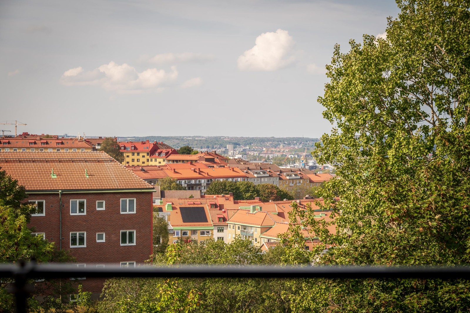 Vackra vyn från lägenheternas balkonger i föreningen. Bild från grannlägenhet