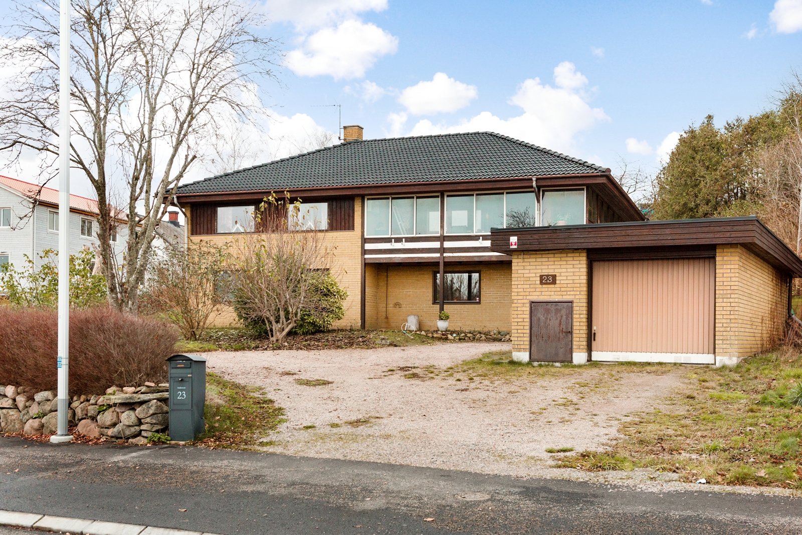 Husets framsida med garaget intill