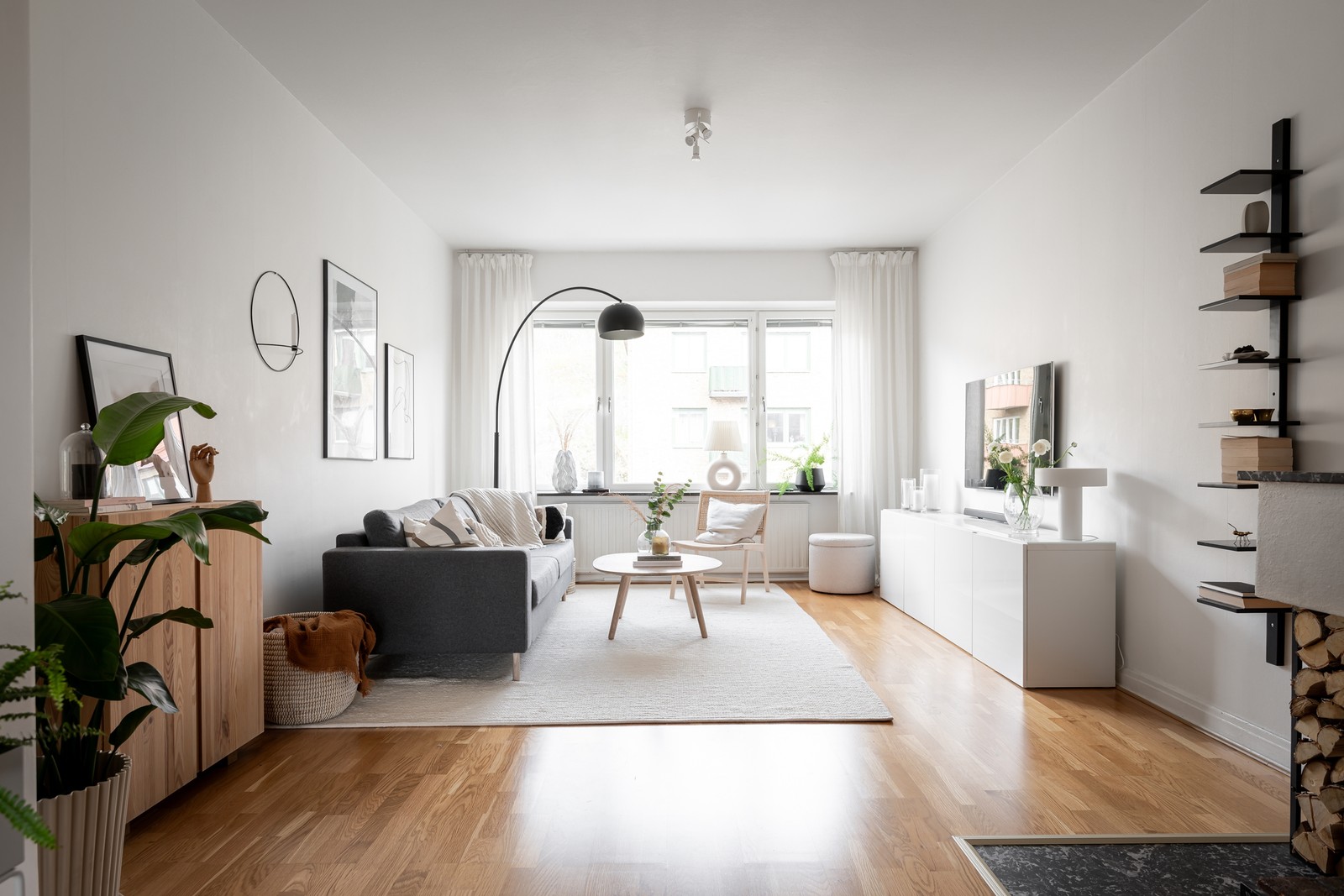 Varmt välkomna till Norra Gubberogatan 17 och detta trivsamma hem!