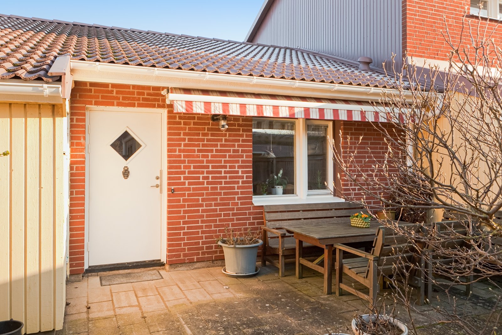 Mysig insynsskyddad uteplats i väster