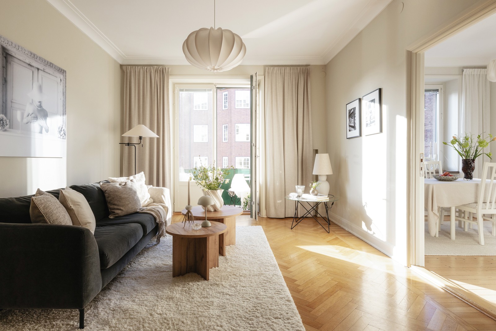 Det väl tilltagna vardagsrummet bjuder på fin rymd och vackert ljusspel.