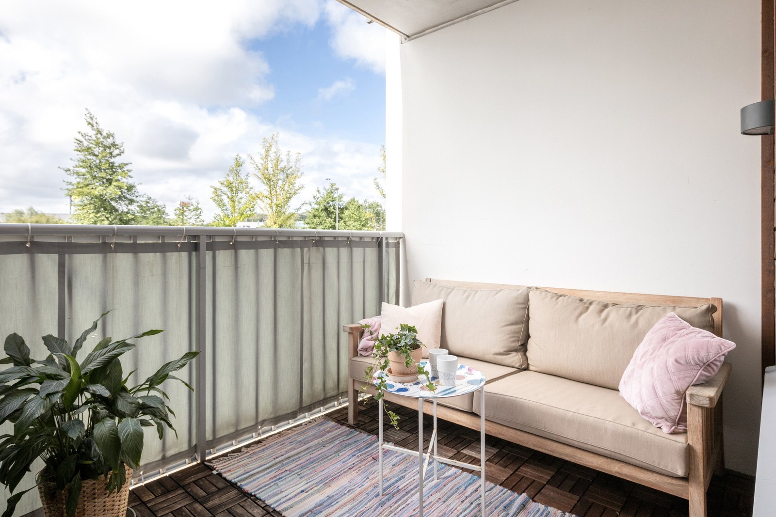 Njut av solen på balkongen i sydvästligt läge