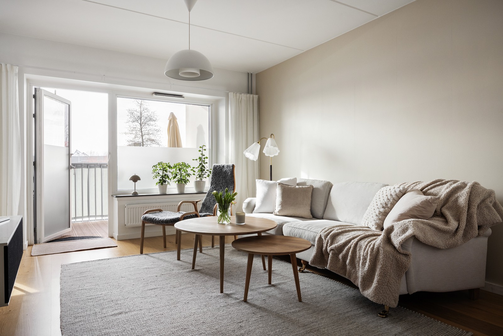 5:a i Björkris med två rum för socialt umgänge samt balkong i sydväst