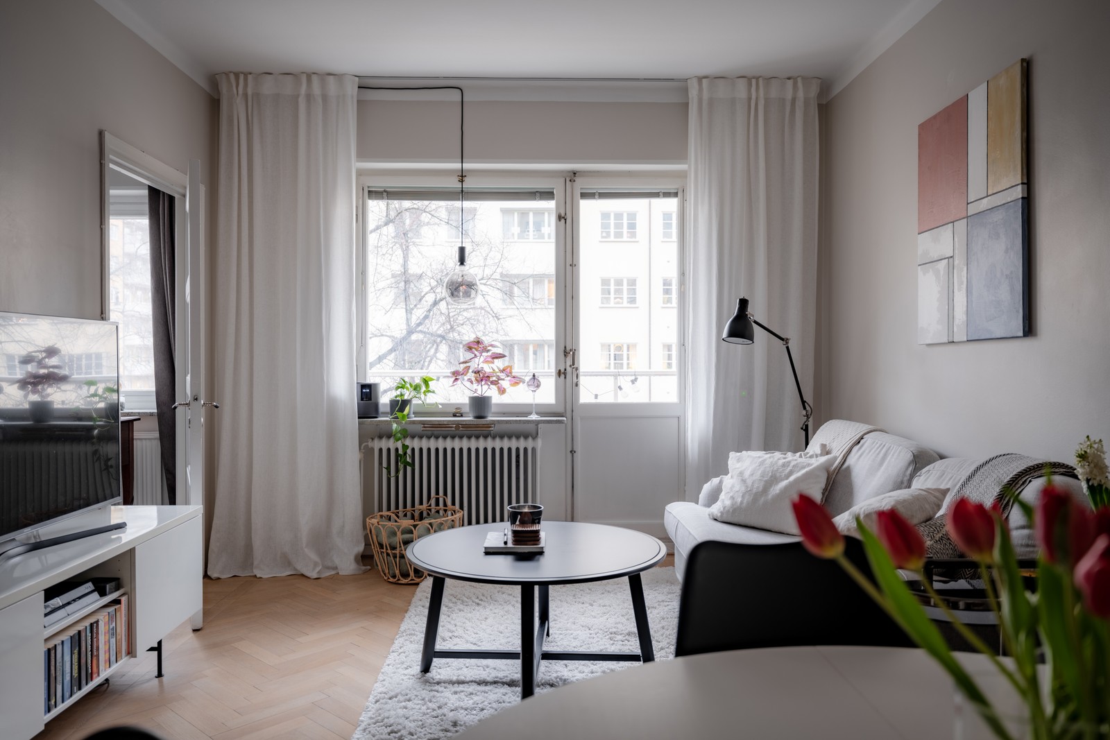 Vardagsrum med utgång till balkong