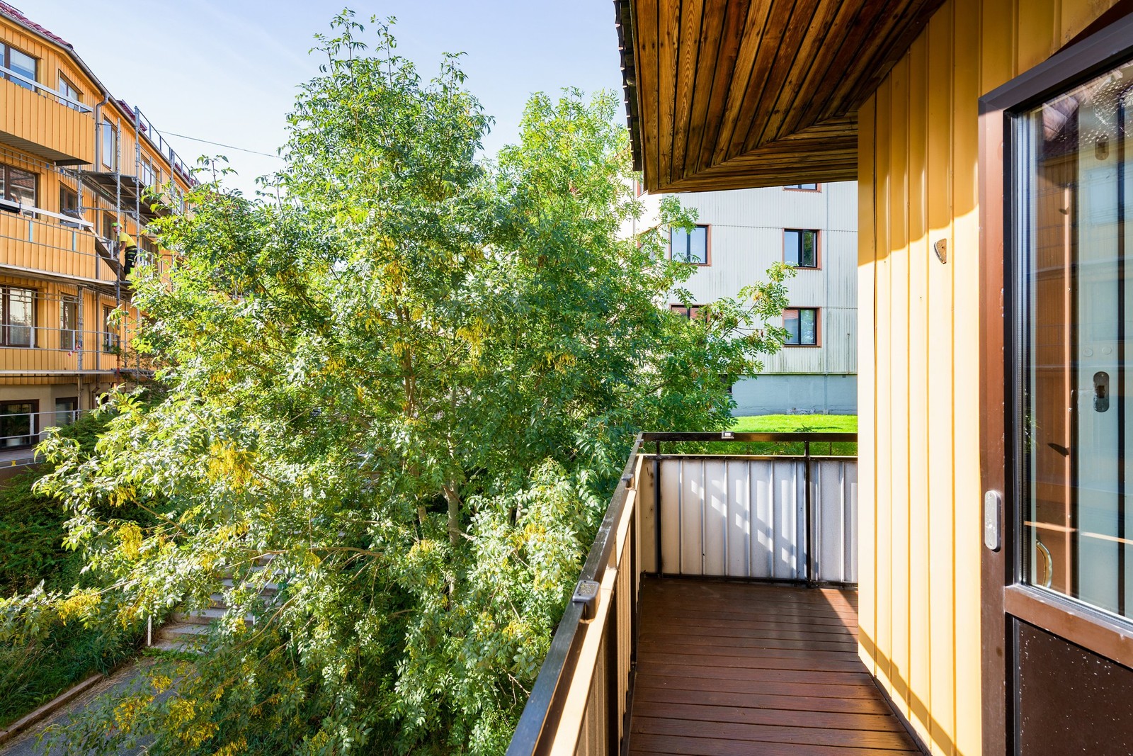 Stor balkong i fritt gavelläge