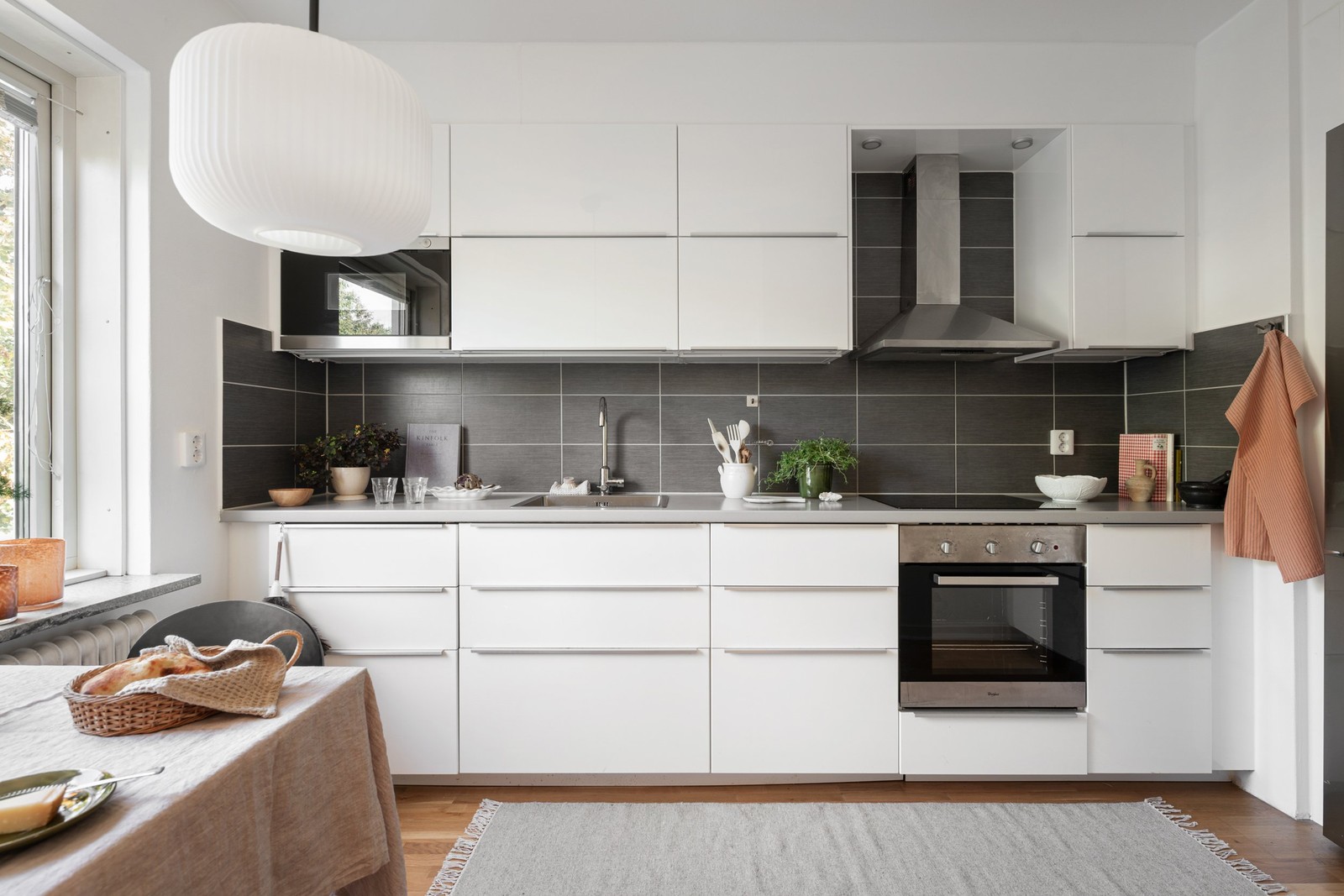 Tidlöst kök med gott om arbetsyta