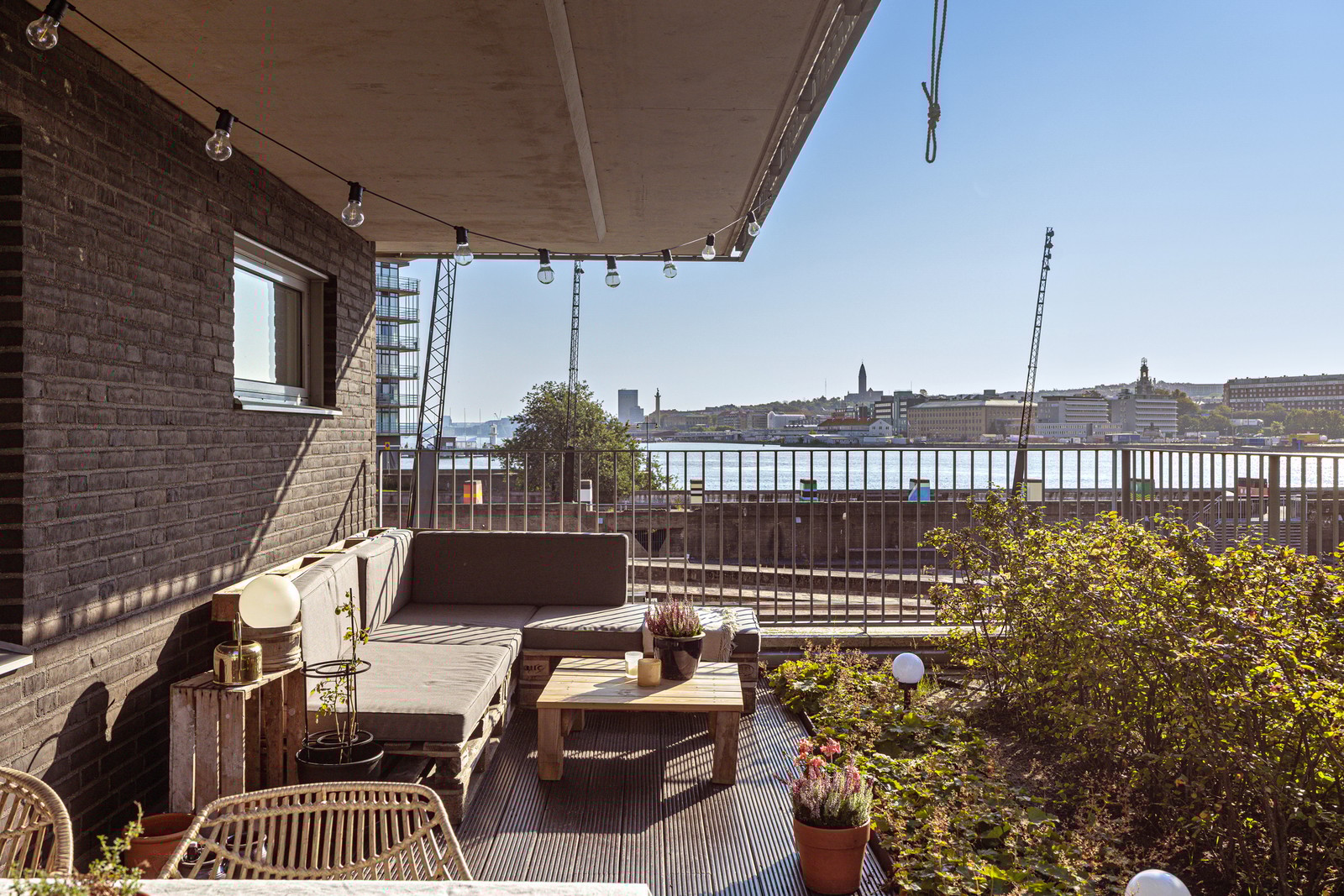 Slående läge vid Göteborgs hamninlopp - skyddat på innergården som ligger förhöjt mot gatan