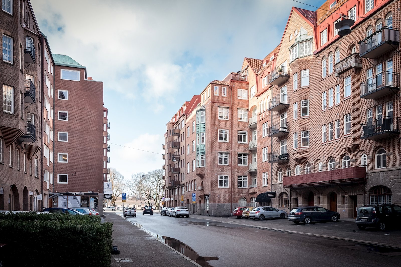 Den mäktiga tegelfastigheten reser sig högt över den lugna Hedåsgatan