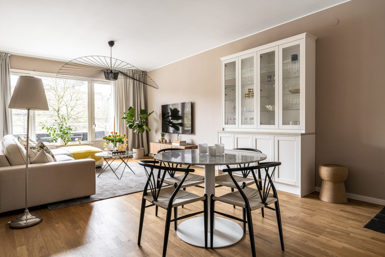 Underbart vardagsrum med stora sociala ytor