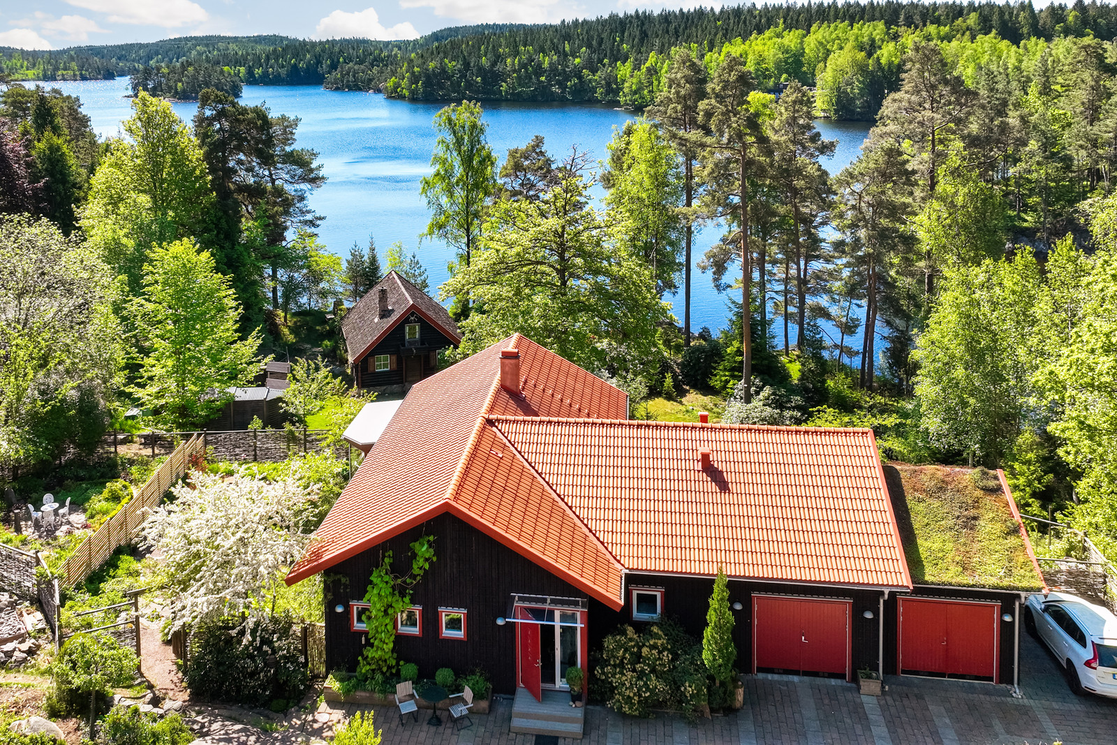 På grannens fastighet ligger nedanför huset en charmig knuttimrad oisolerade stuga anno 1923.
