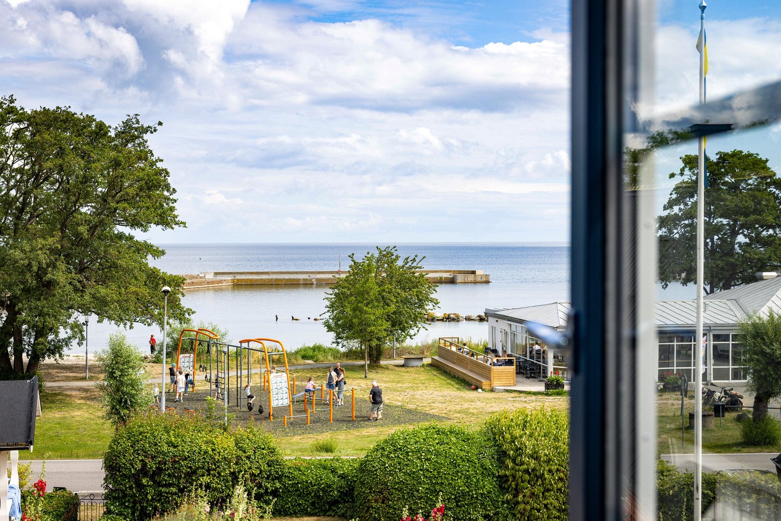 Ständig kontakt med havet, här med vy från ovanvåningen