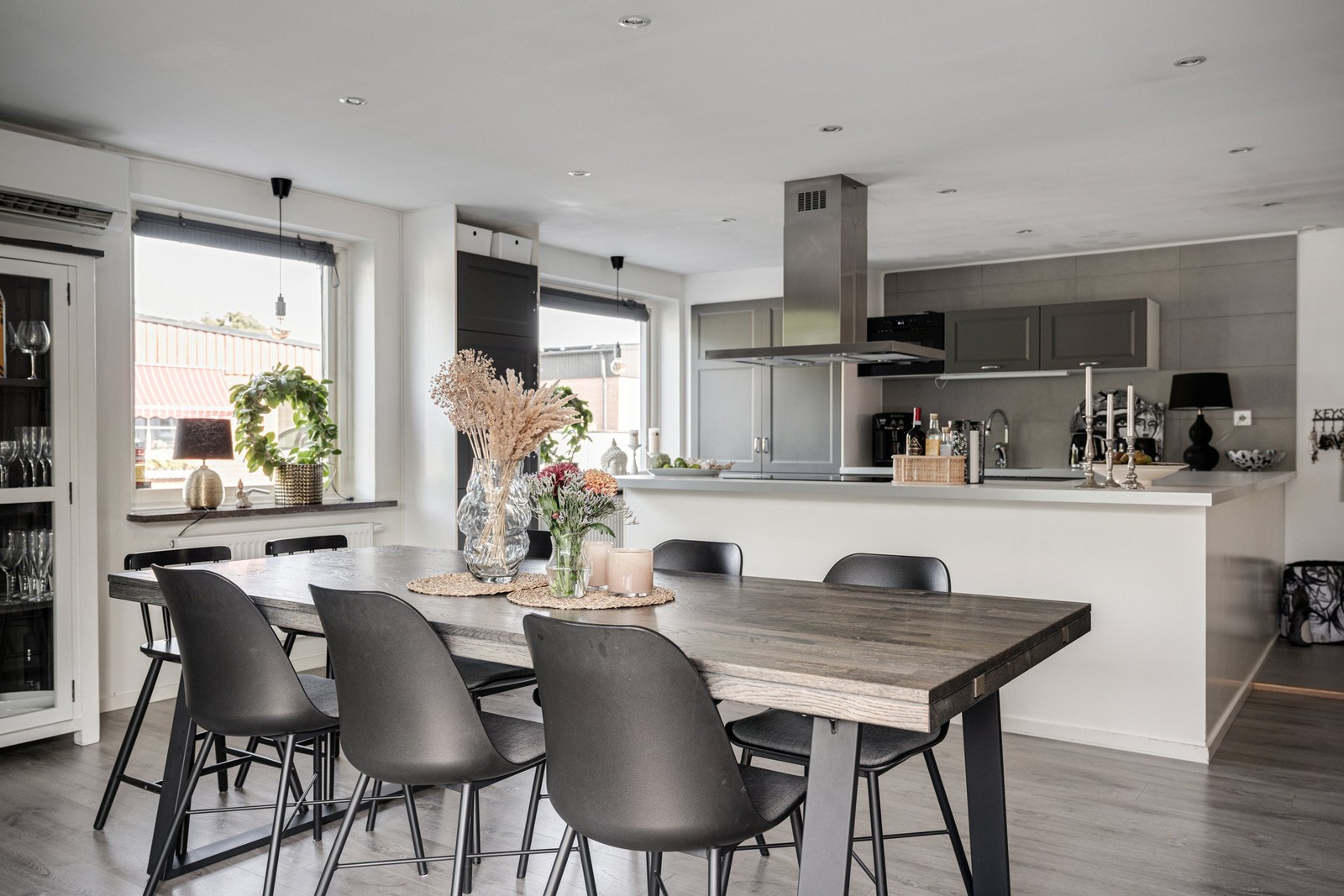 Välkomna till detta öppna och moderna enplanshus