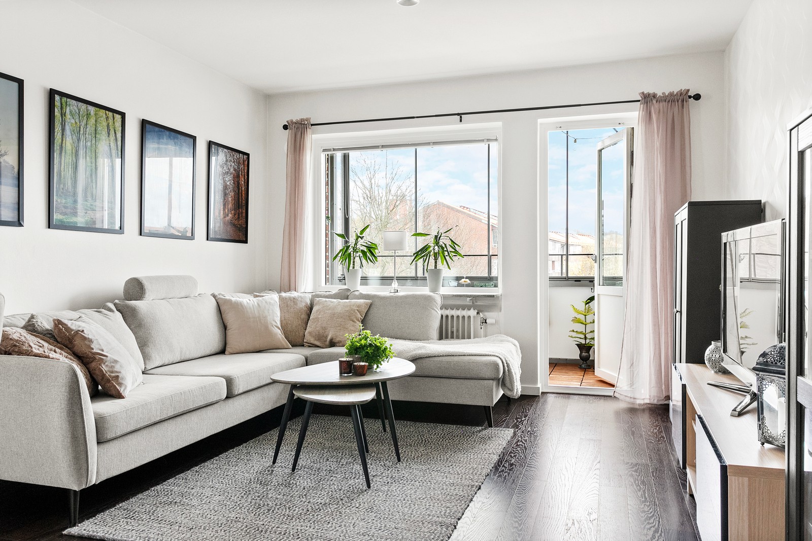 Balkongen blir en skön förlängning av sällskapsrummet under varma månader