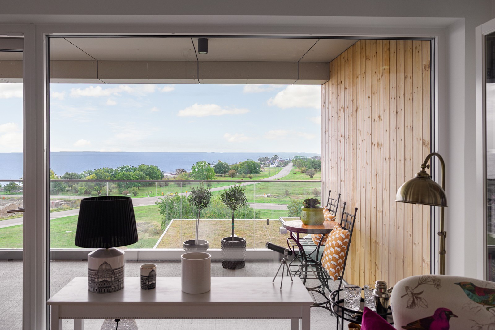 Underbar terrass på femte våningen, skyddat under tak och med magnifik utsikt!