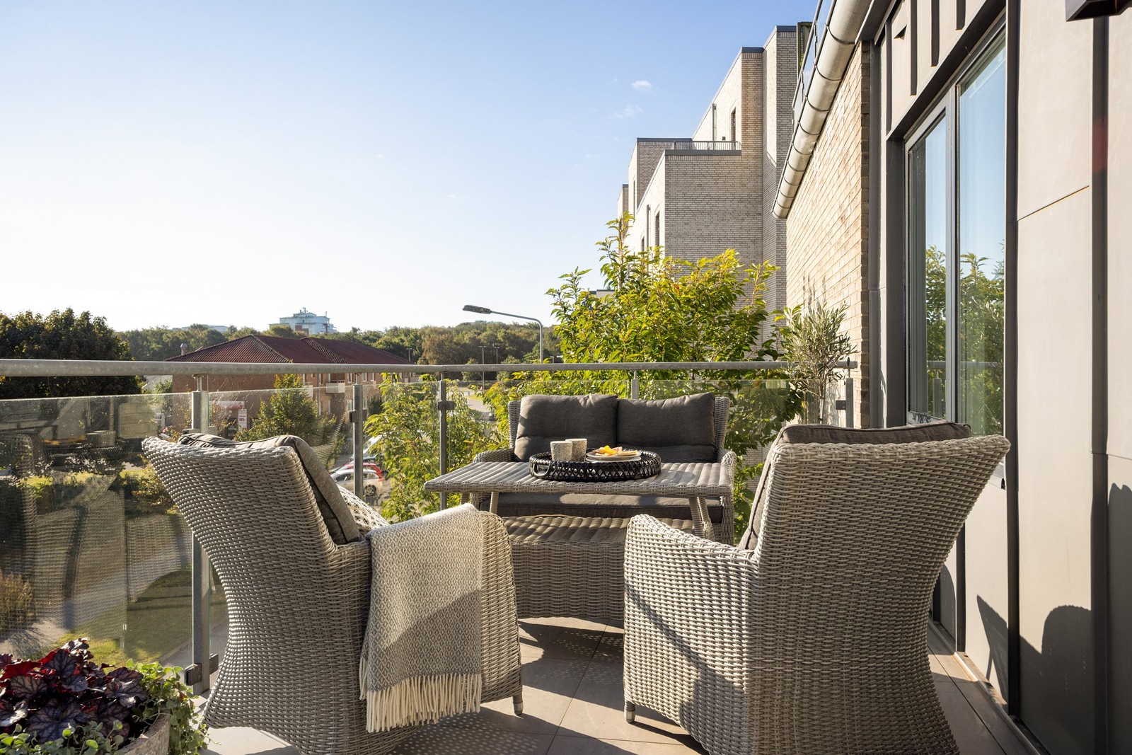 Härlig balkong med morgonssol