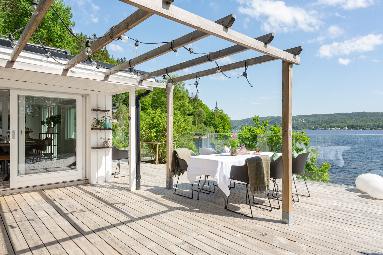 Med sjön som närmsta granne och med en slående utsikt välkomnas ni till Lakhallsvägen 41