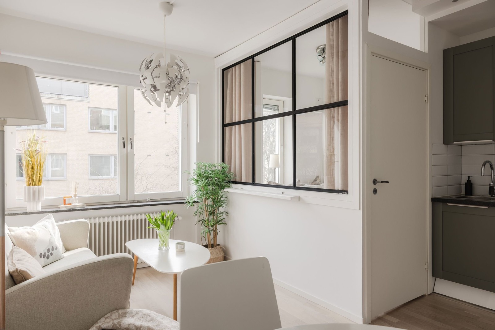 Industriglas som förbinder sovavdelning med soffgrupp