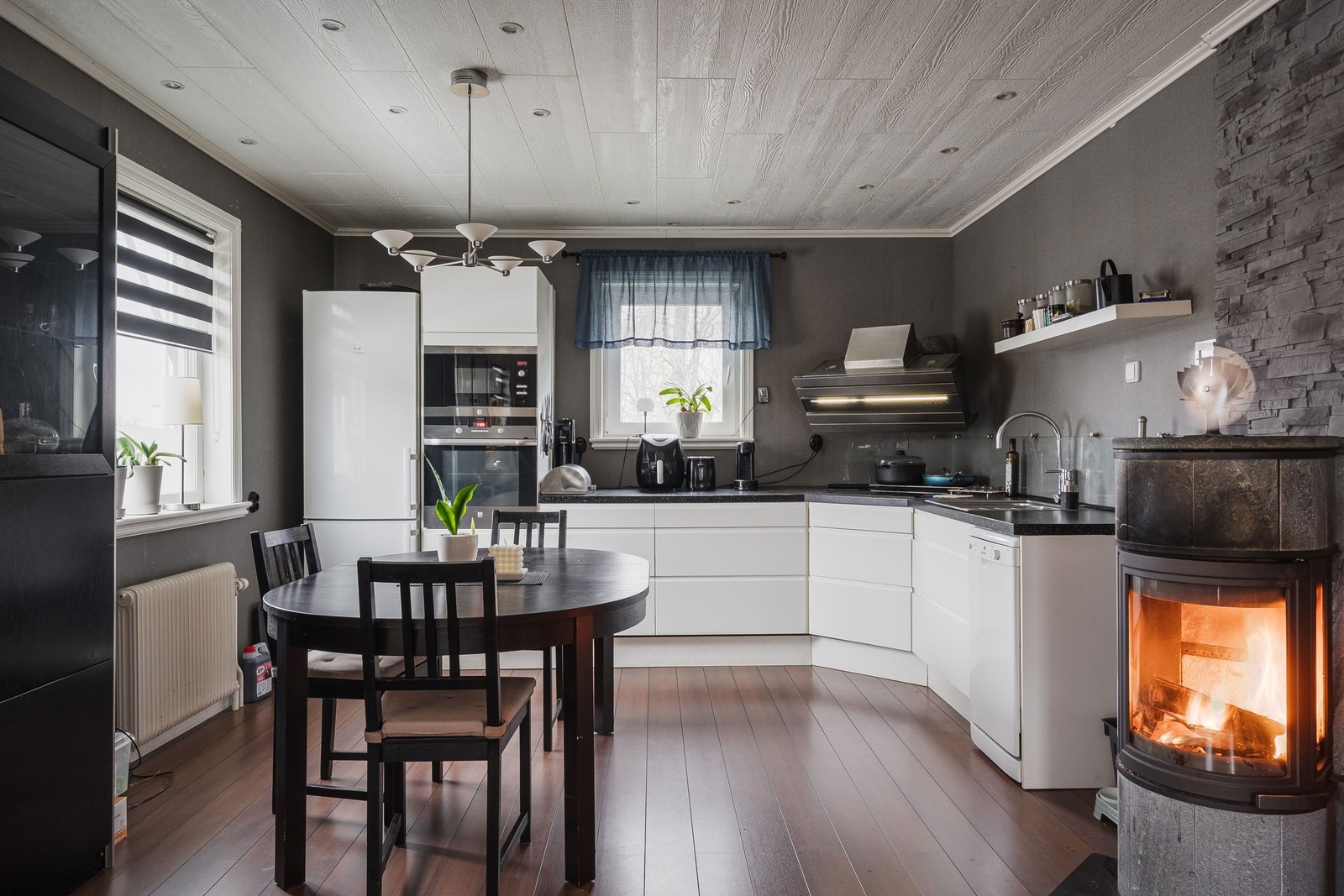 Öppen planlösning med kök och vardagsrum