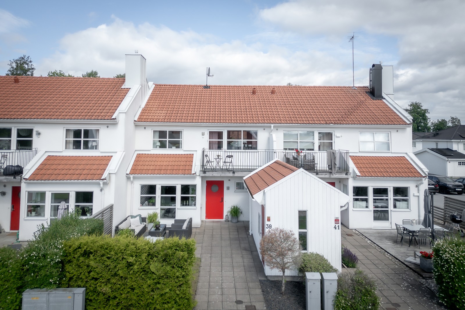 Entrén med bostadens förråd till höger