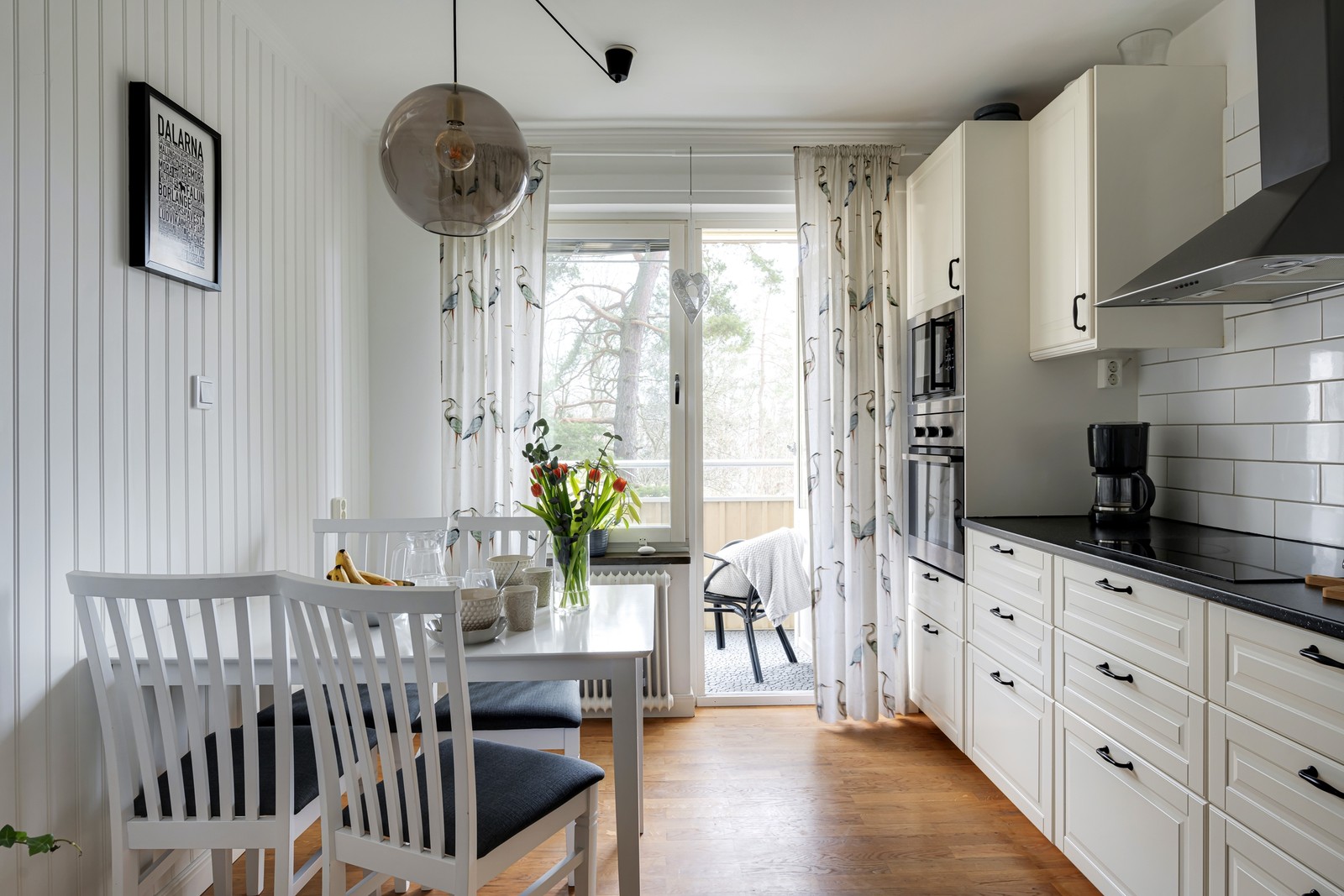 Lantligt och trevligt kök med vita köksluckor