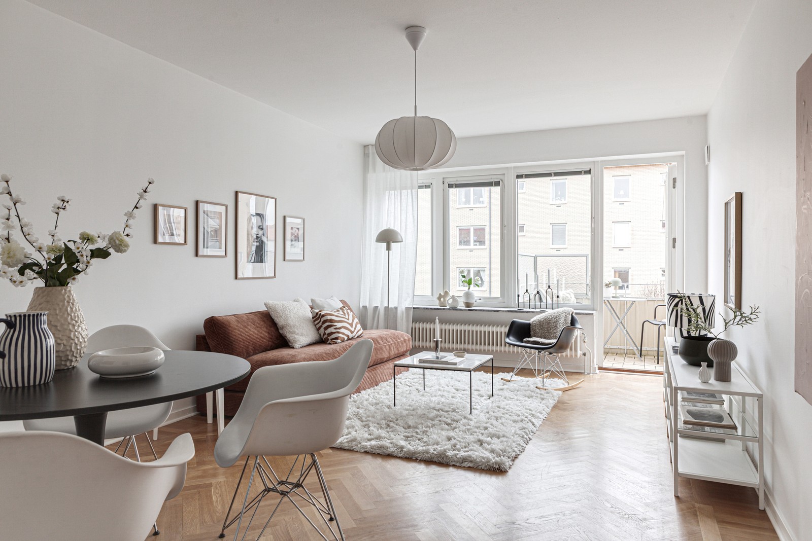 Välkomna till denna stilrena och renoverade 3:a