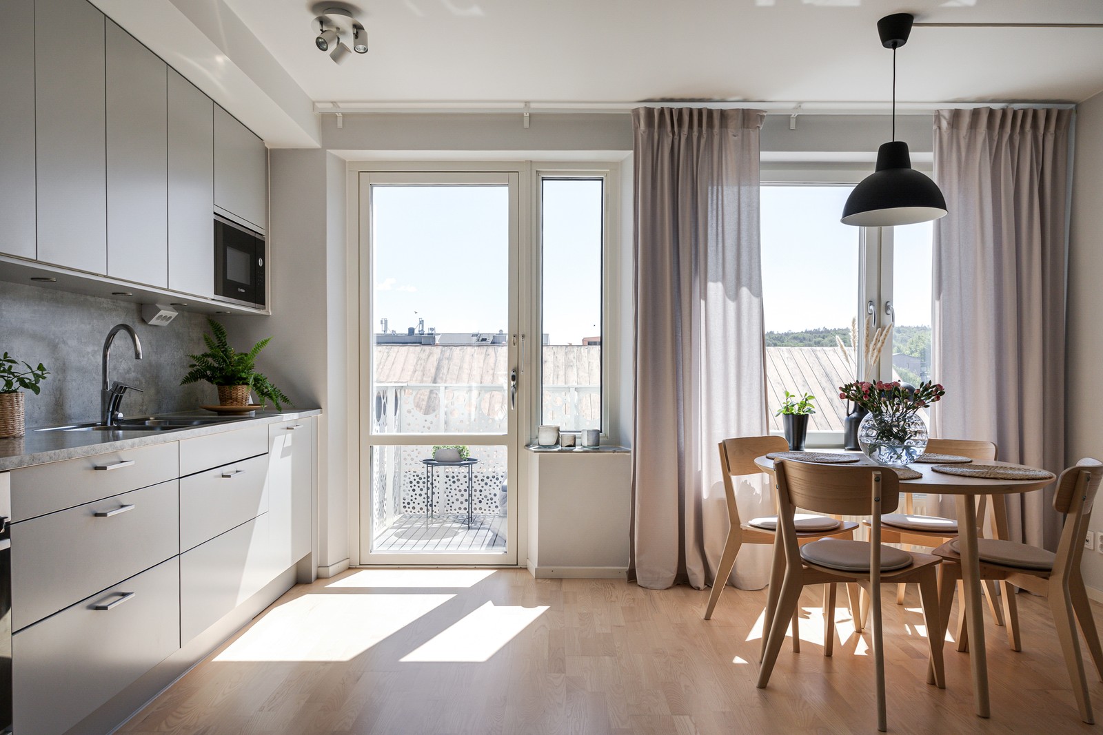 Ett hem som präglas av ljus - stort fönsterparti och ljusa ytskikt harmoniserar här