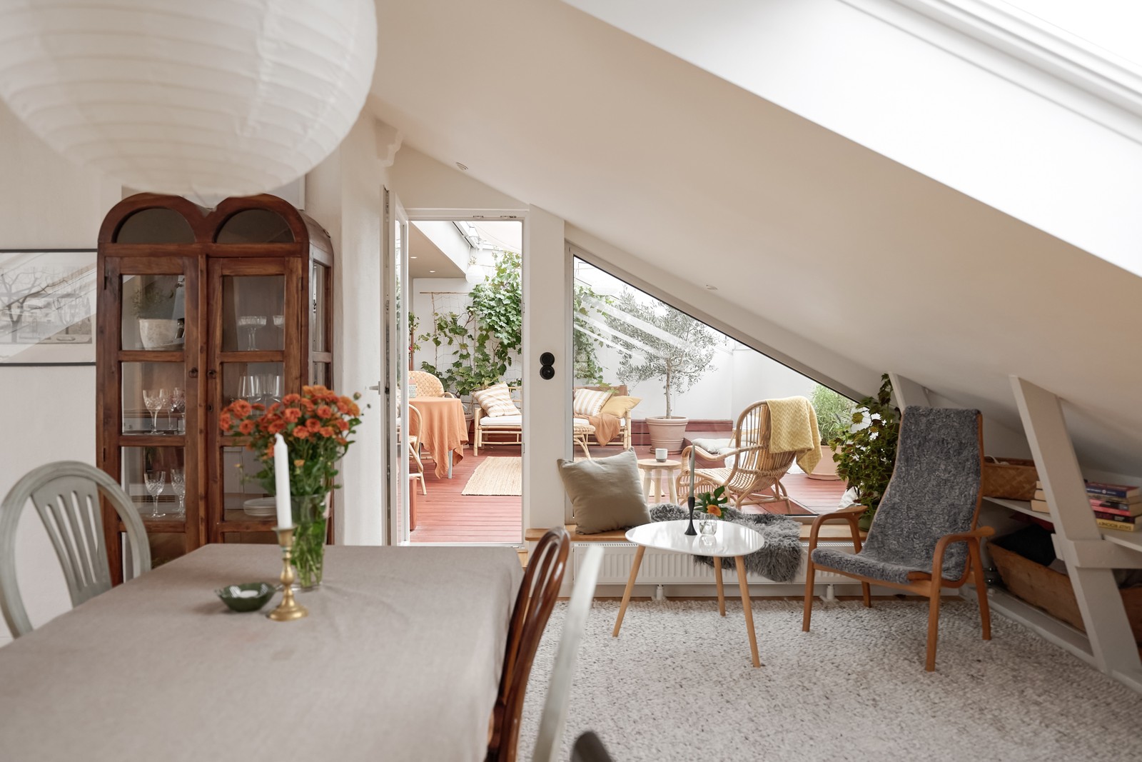 Välkommen till detta unika vindshem med takterrass!