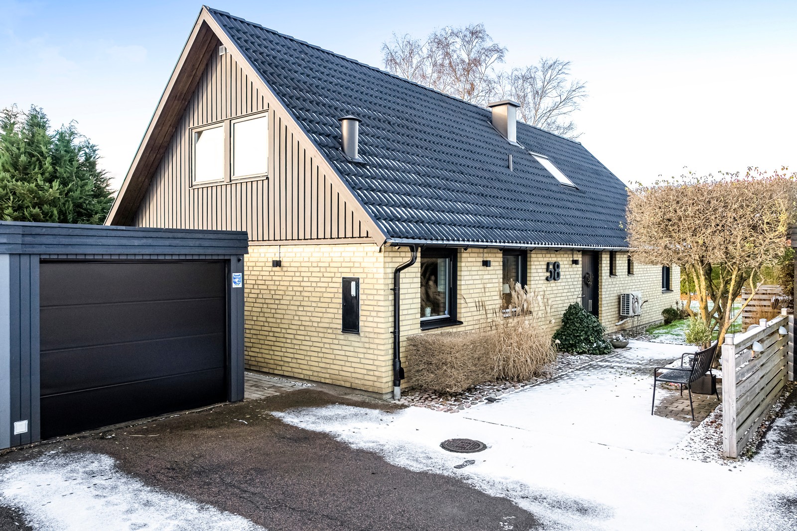 Välkommen till denna trivsamma villa belägen i det familjevänliga Hyllinge.