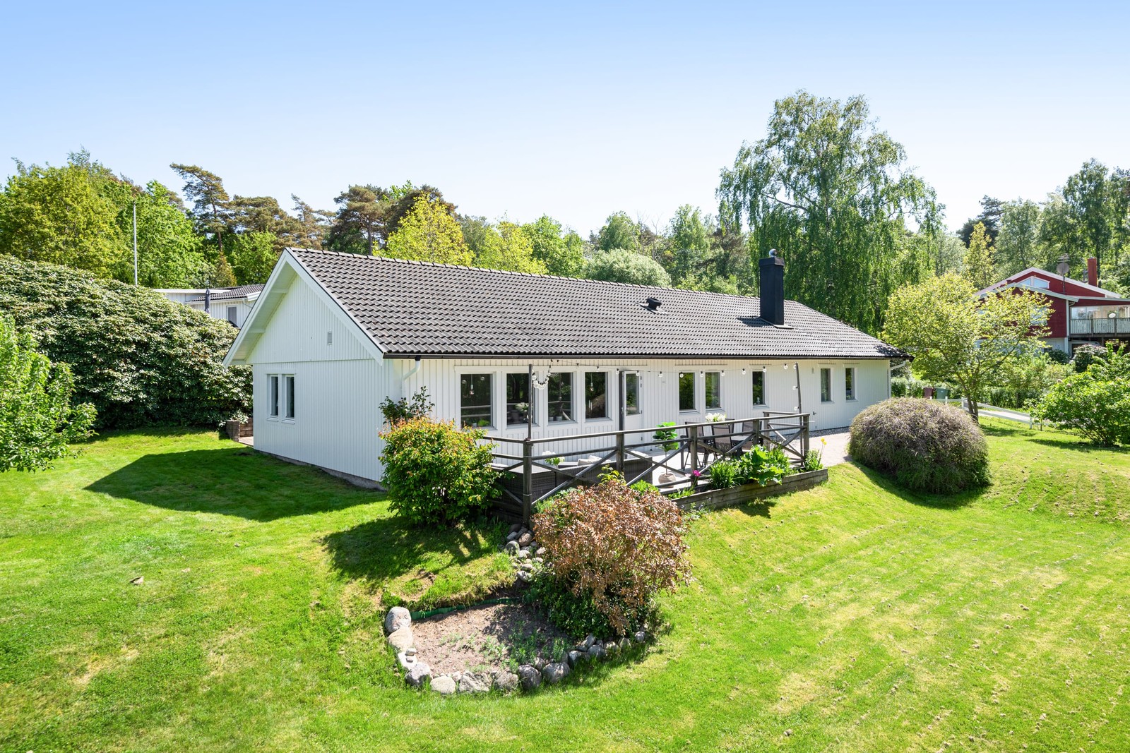 Välkomna till Vassmustavägen 40, en inbjudande och smakfullt renoverad enplansvilla