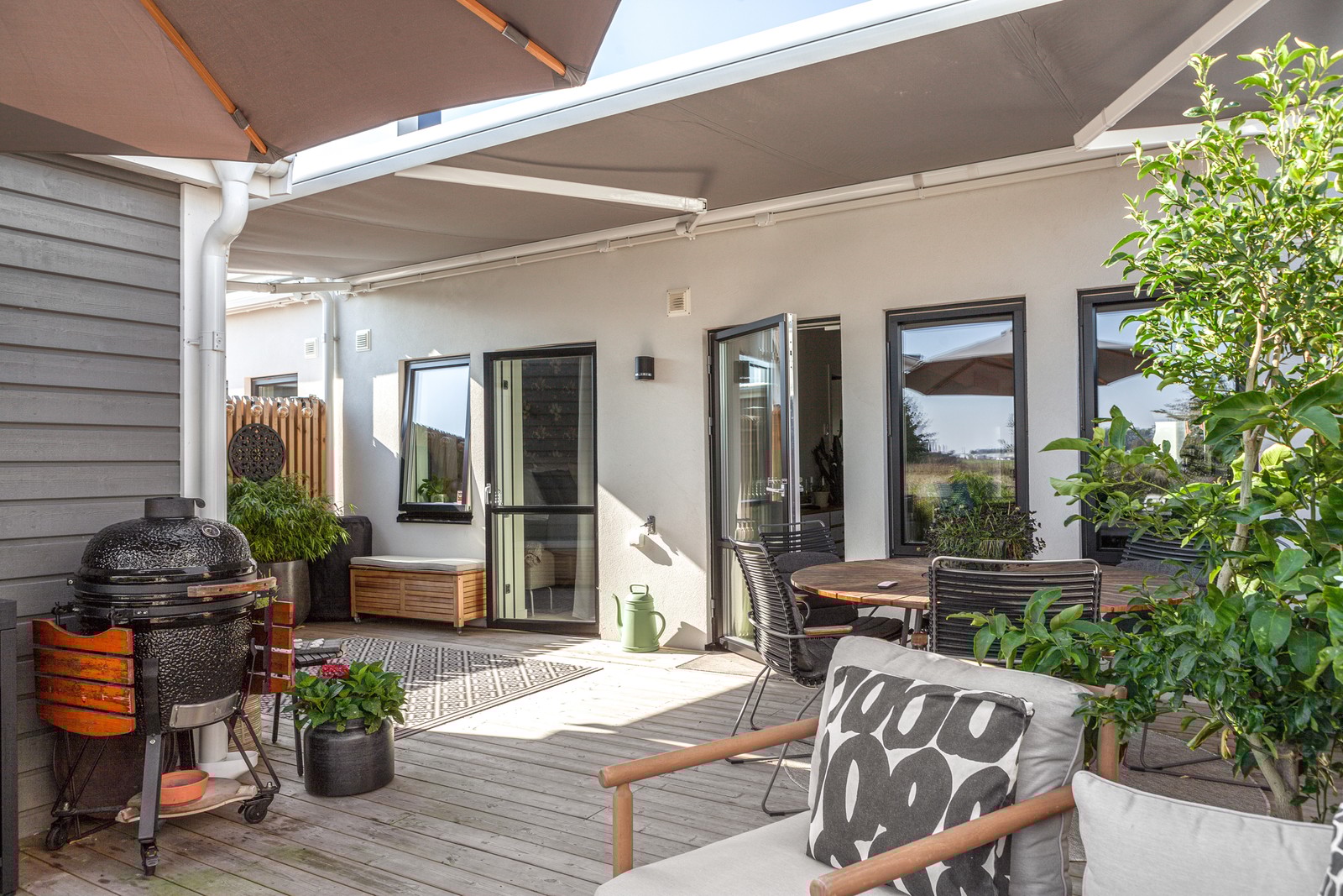 Välkomna till detta otroligt fina bostadsrättsradhus i mysiga Skegrie