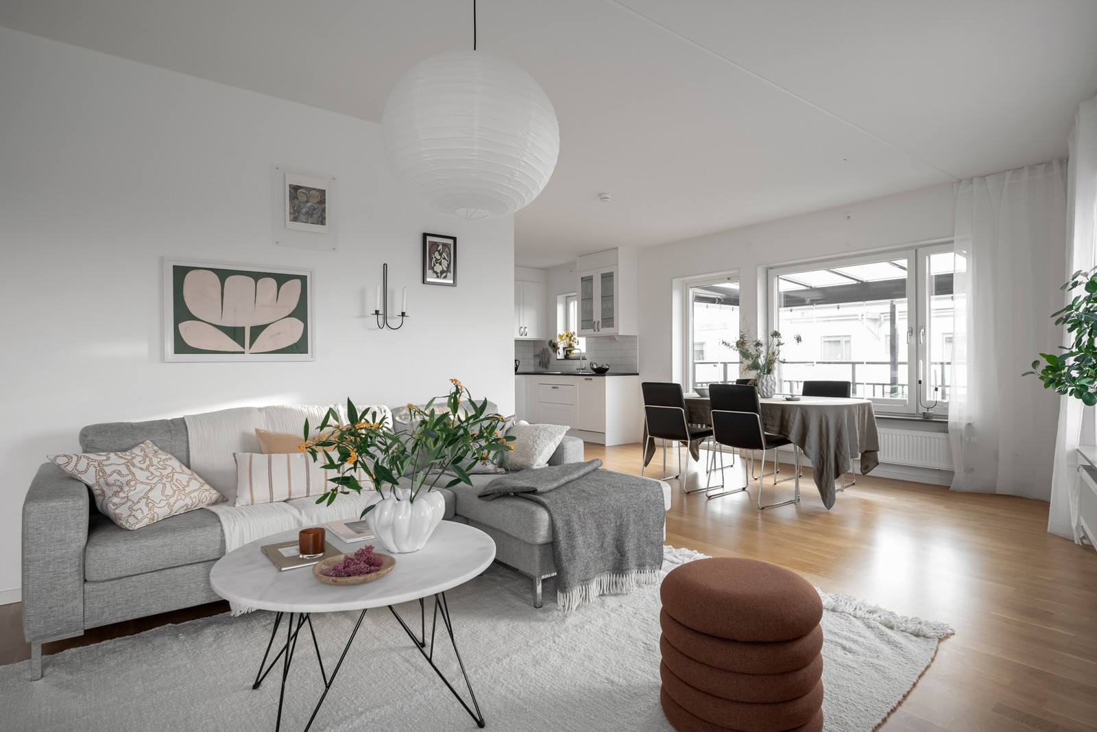 Generösa ytor och mycket ljus kännetecknar denna härliga lägenhet