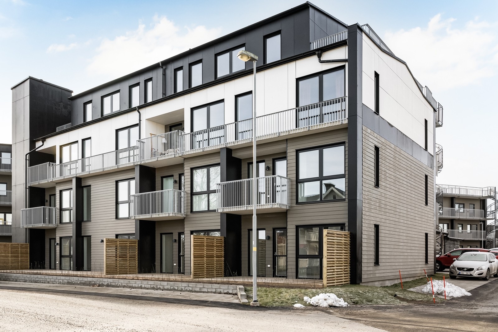 Skolgatan 40, attraktiv adress & gångavstånd till det mesta som hör vardagen till. Välkommen Hem!