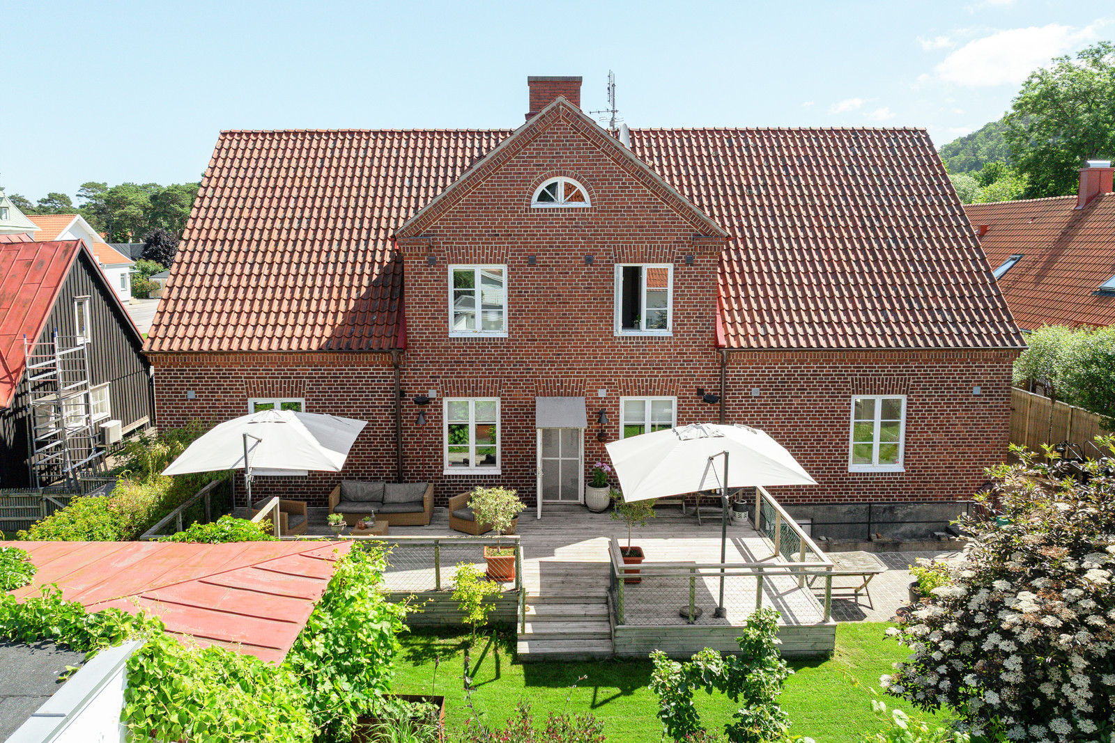 Insynsskyddad trädgård med stor terrass
