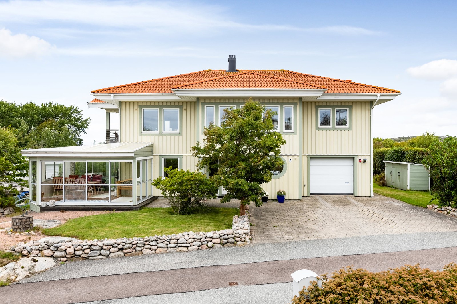 Stor familjevilla med uterum och garage