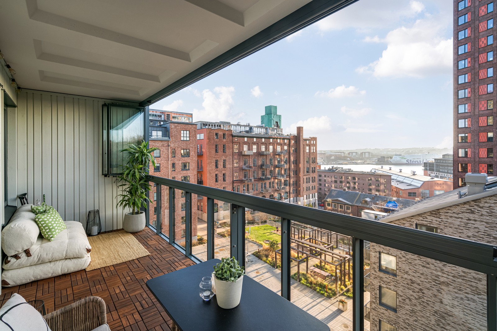 En stor balkong med sol från morgon till kväll