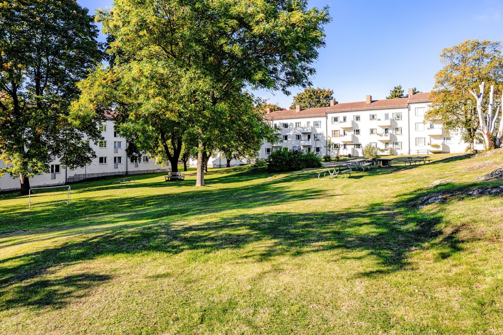 Grön innergård med grillplatser