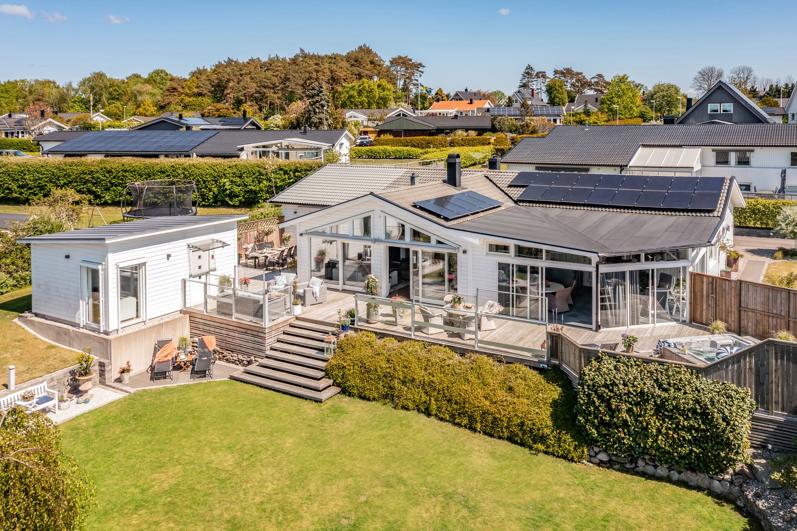 Välkomna till en fantastisk enplansvilla som badar i solljus från morgon till kväll