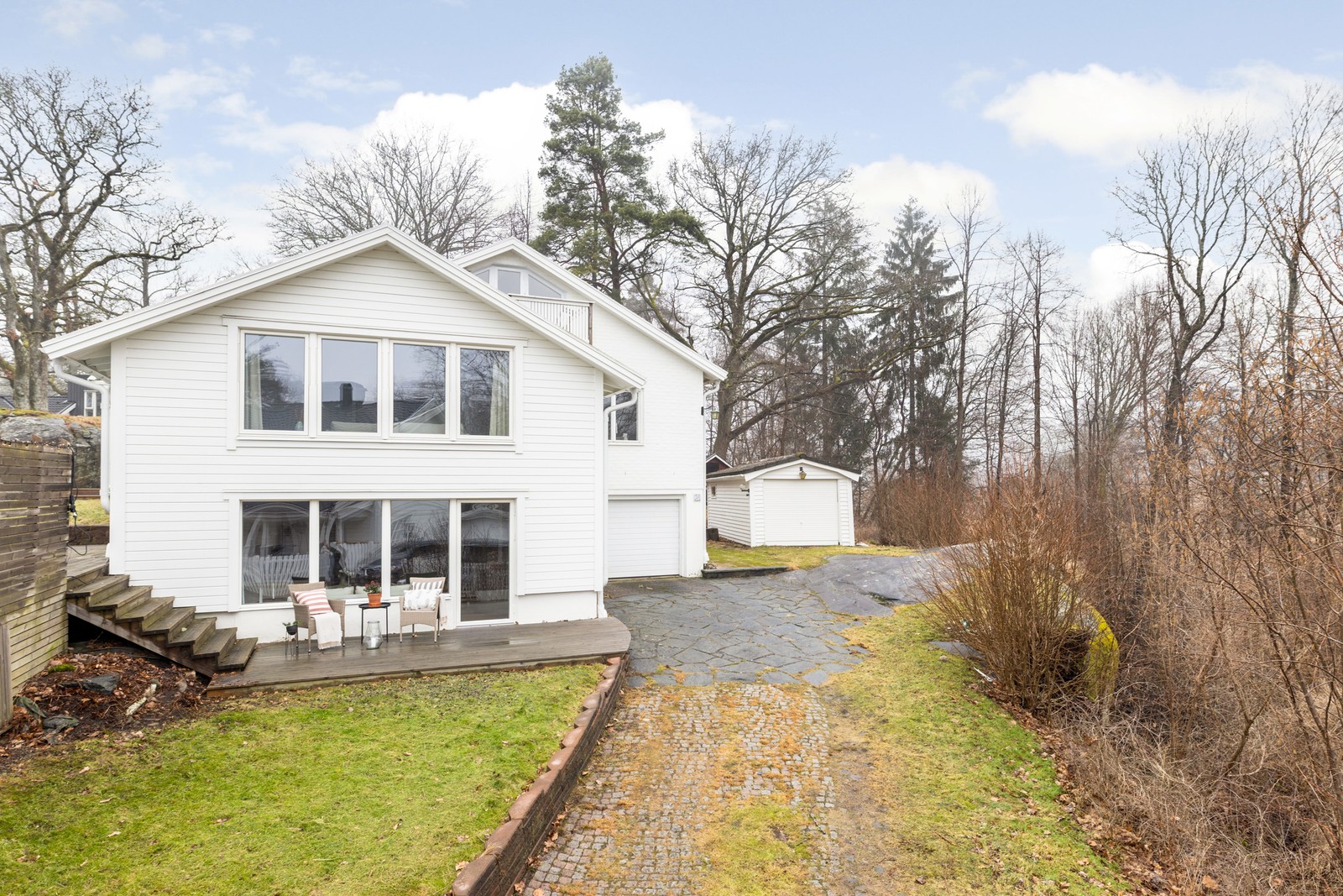 Välkommen till Karl XII:s väg 28 - längst in på återvändsgata intill grönområde