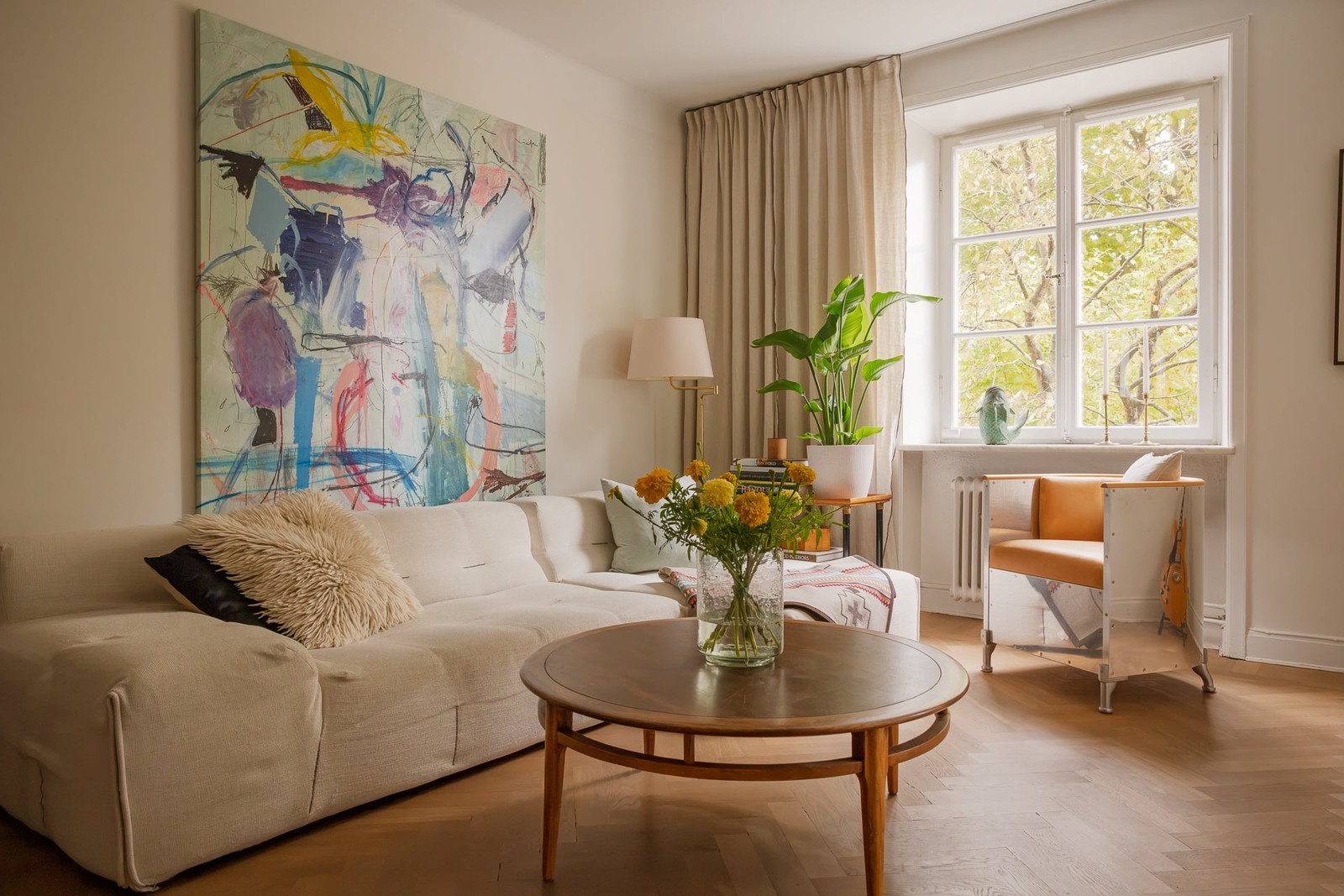Karaktärsfull 20-talslägenhet, där tidstypisk arkitektur möter stilsäker design