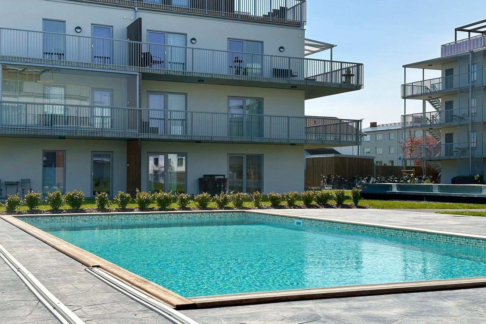 Gemensam pool på innergården