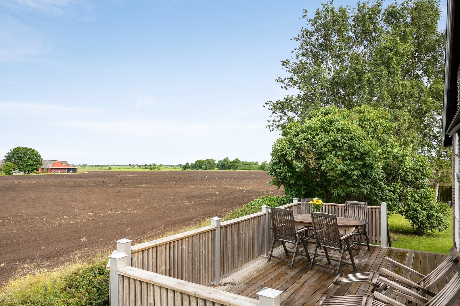 Granne med öppna landskap