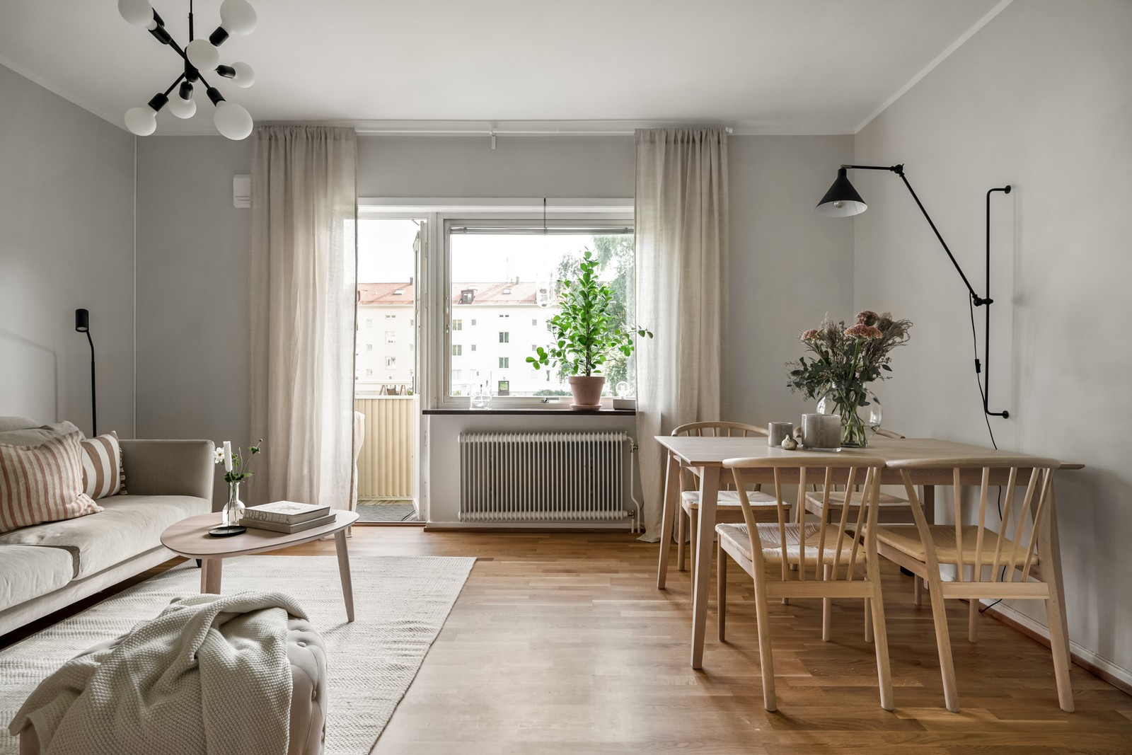 Härlig sociala yta upp med generös takhöjd om ca 2,70 m