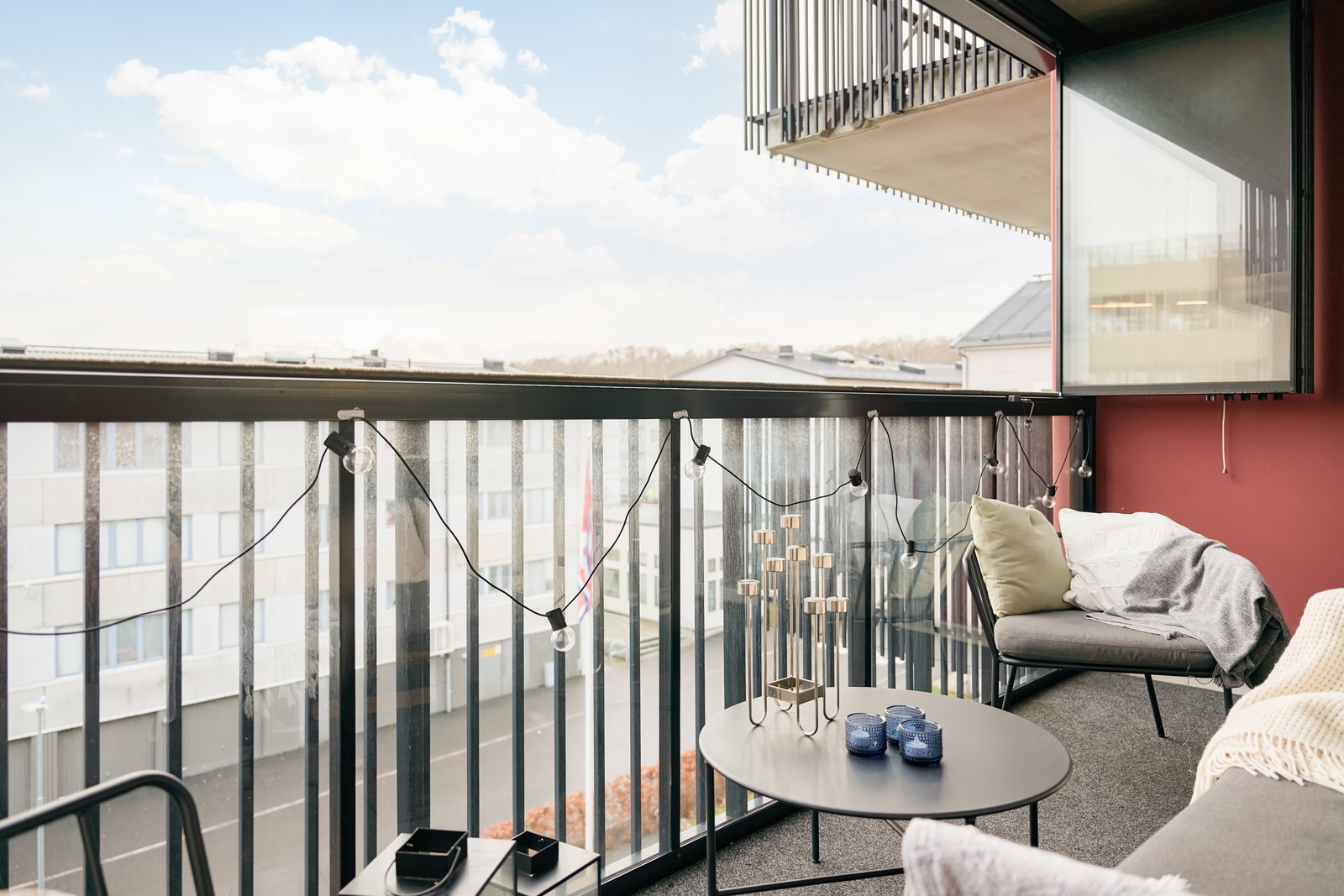 Inglasad balkong i soligt söderläge!