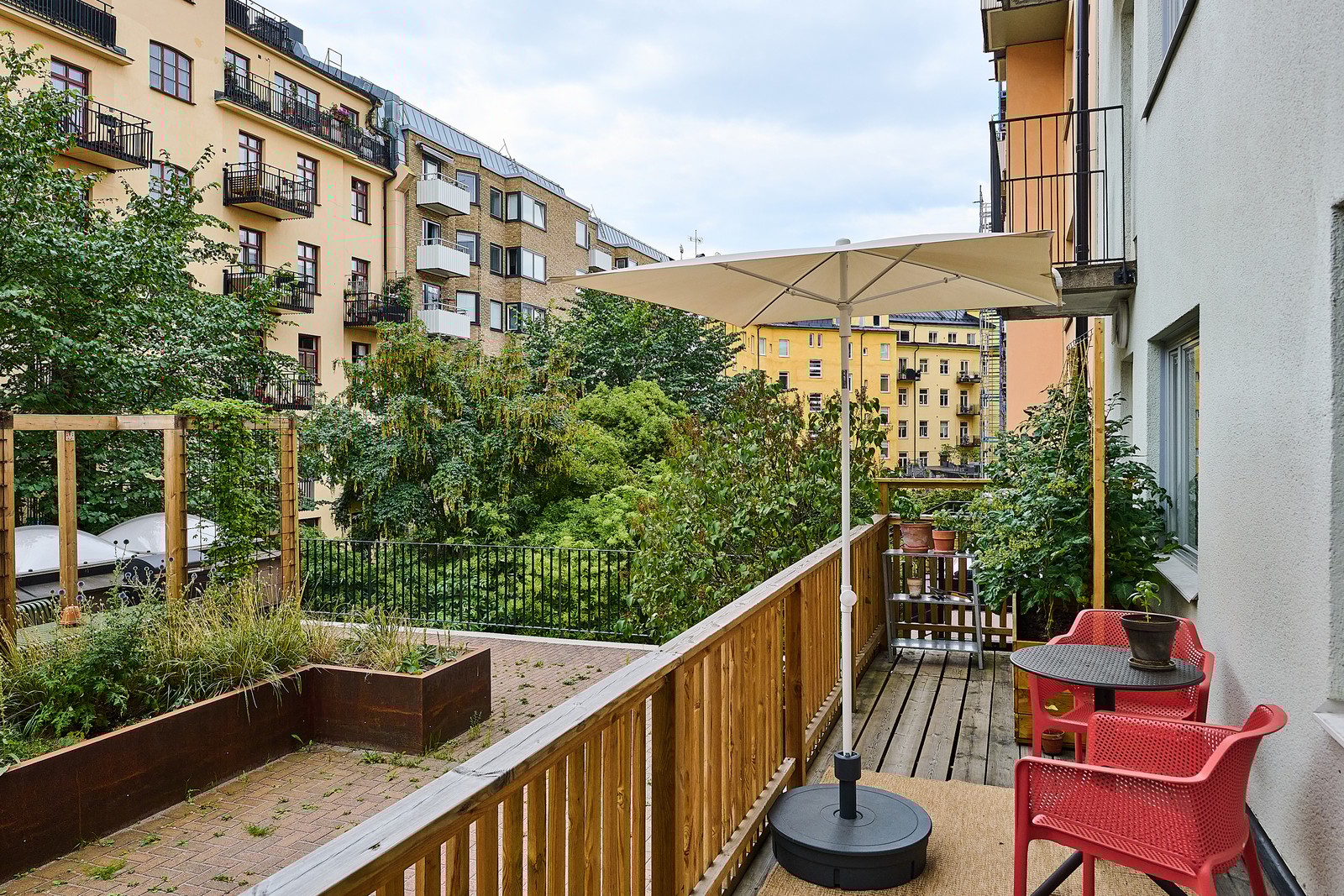 Fantastisk uteplats mot lugnt gårdsläge