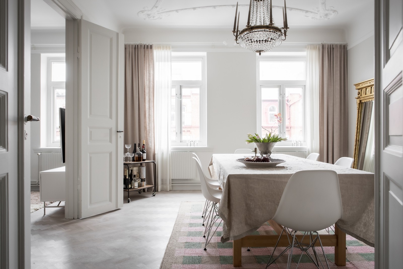 Välkomna till en fantastisk lägenhet med tre rum i fil belägen i centrala Kungakvarteren!